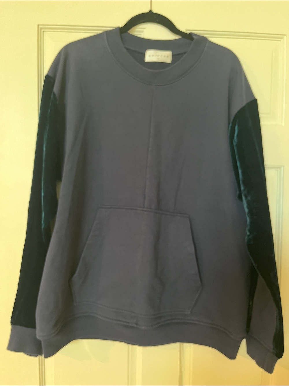 Drifter Galeras Velvet-Sleeve Crewneck Sweatshirt in Slate / Navy Blue
